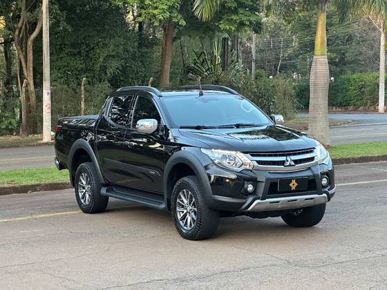 MITSUBISHI L200 TRITON 2.4 16V TURBO DIESEL OUTDOOR HPE-S CD 4X4 AUTOMÁTICO MITSUBISHI L200 TRITON 2.4 16V TURBO DIESEL OUTDOOR HPE-S CD 4X4 AUTOMÁTICO